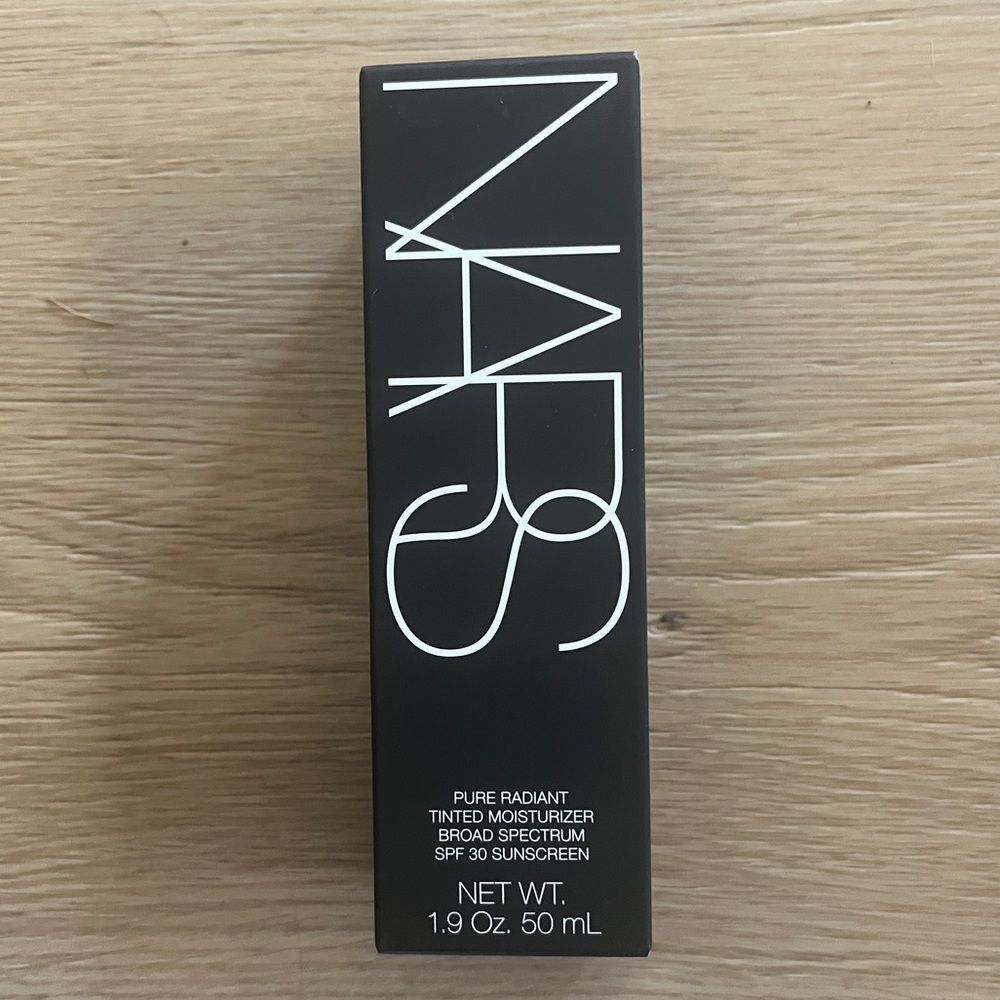 Pure Radiant Tinted Moisturizer Broad Spectrum SPF 30, Groenland Light 3